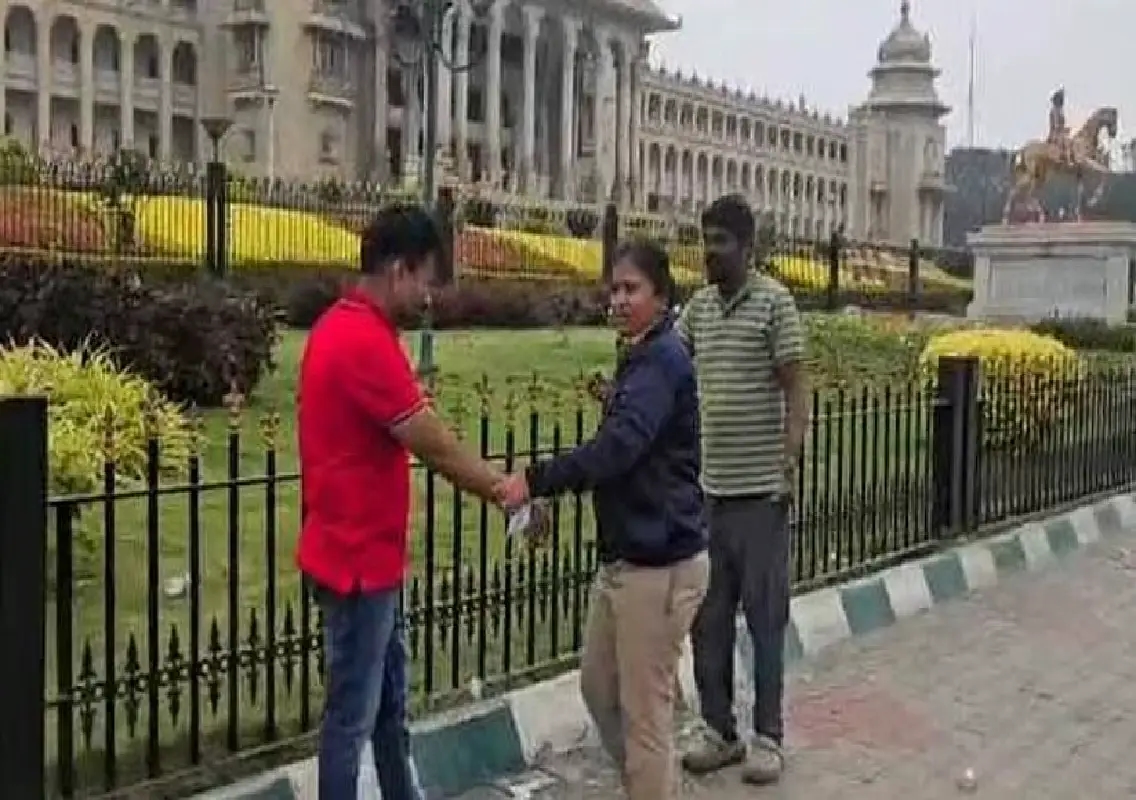 Doctor consumes poison outside Vidhana Soudha, alleges police harassment - News Karnataka
