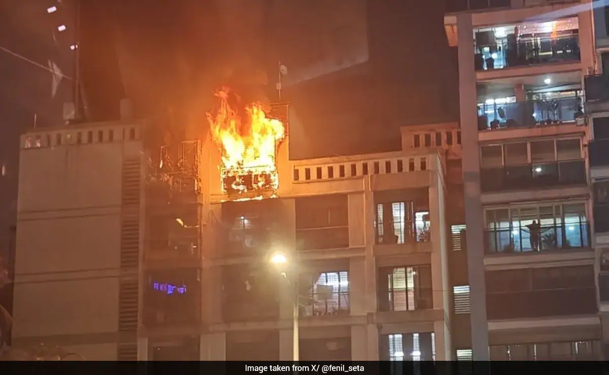 Fire in Mumbai commercial building kills two, cause under probe - News Karnataka