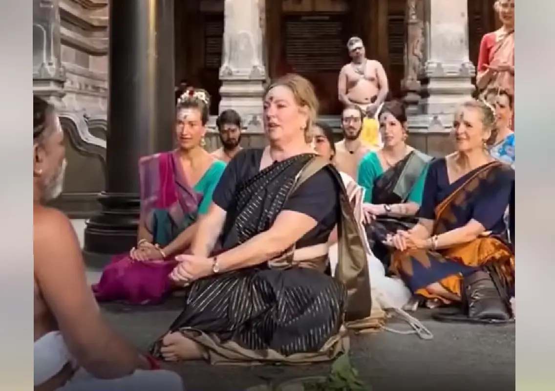 Foreign women take part in traditional Hindu homa at temple: WATCH - News Karnataka