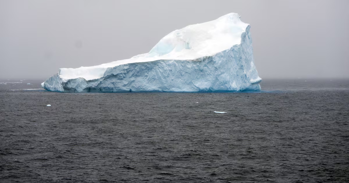 Giant Antarctic iceberg A-23A turns blue as breakup nears - News Karnataka