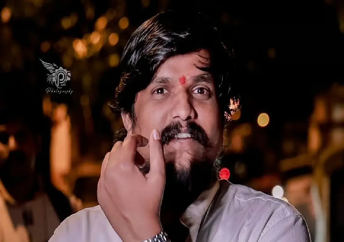 High drama outside Bannerghatta police station after activist’s arrest - News Karnataka