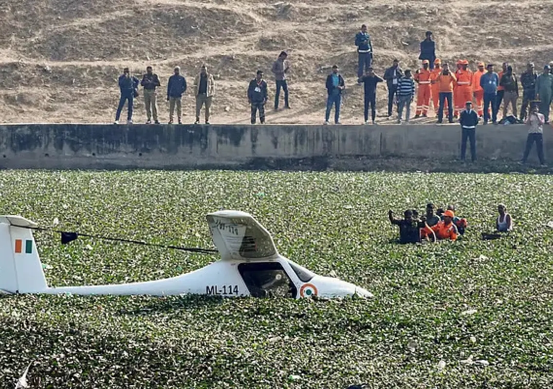IAF microlite makes emergency landing near Prayagraj, pilots safe - News Karnataka