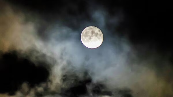January’s Wolf Moon supermoon lights up skies across India and world - News Karnataka