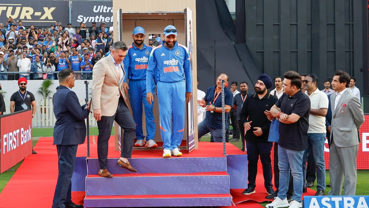 Kohli, Rohit left amused by unusual felicitation during Vadodara ODI - News Karnataka