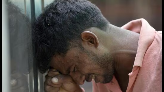 Man collapses and dies while giving evidence in civil court - News Karnataka