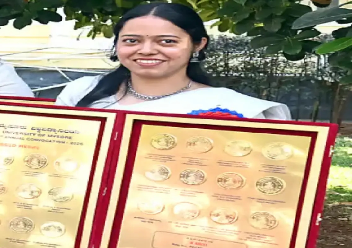 Mulki student Aditi wins 24 gold medals at Mysore University convocation - News Karnataka