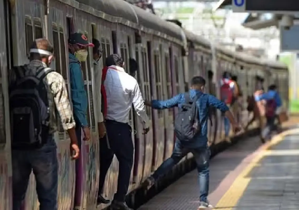 Mumbai train driver pauses journey, restores faith in humanity - News Karnataka