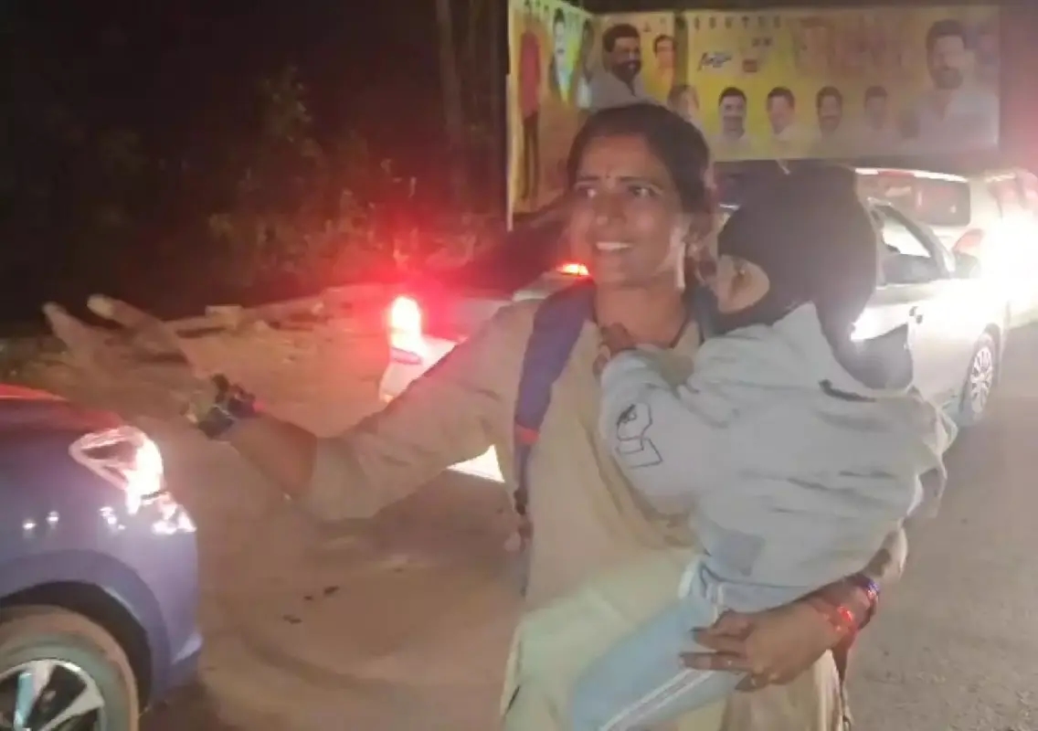 Off duty, holding her child, woman constable clears way for ambulance - News Karnataka