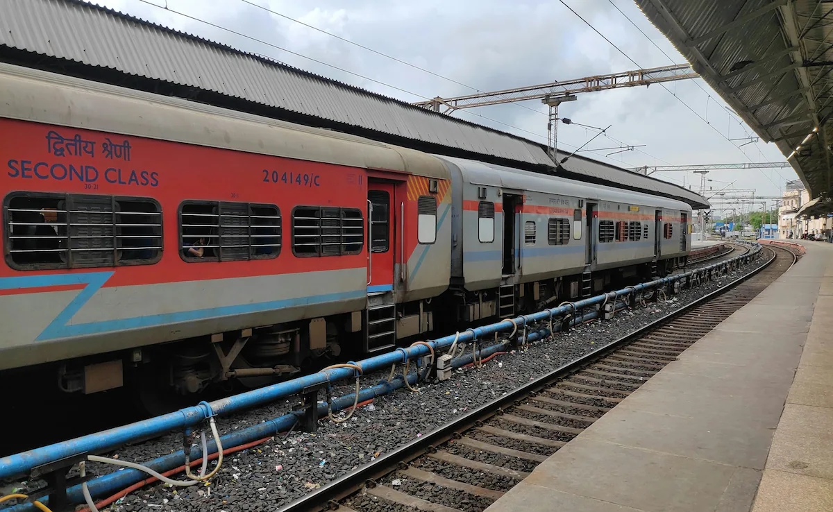 Railway employee dies by suicide in Kanpur Dehat after theft allegation - News Karnataka