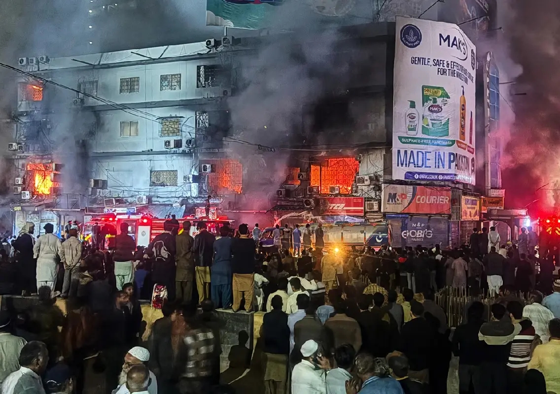 Six killed in massive Karachi mall fire; rescue continues amid fears of trapped victims - News Karnataka