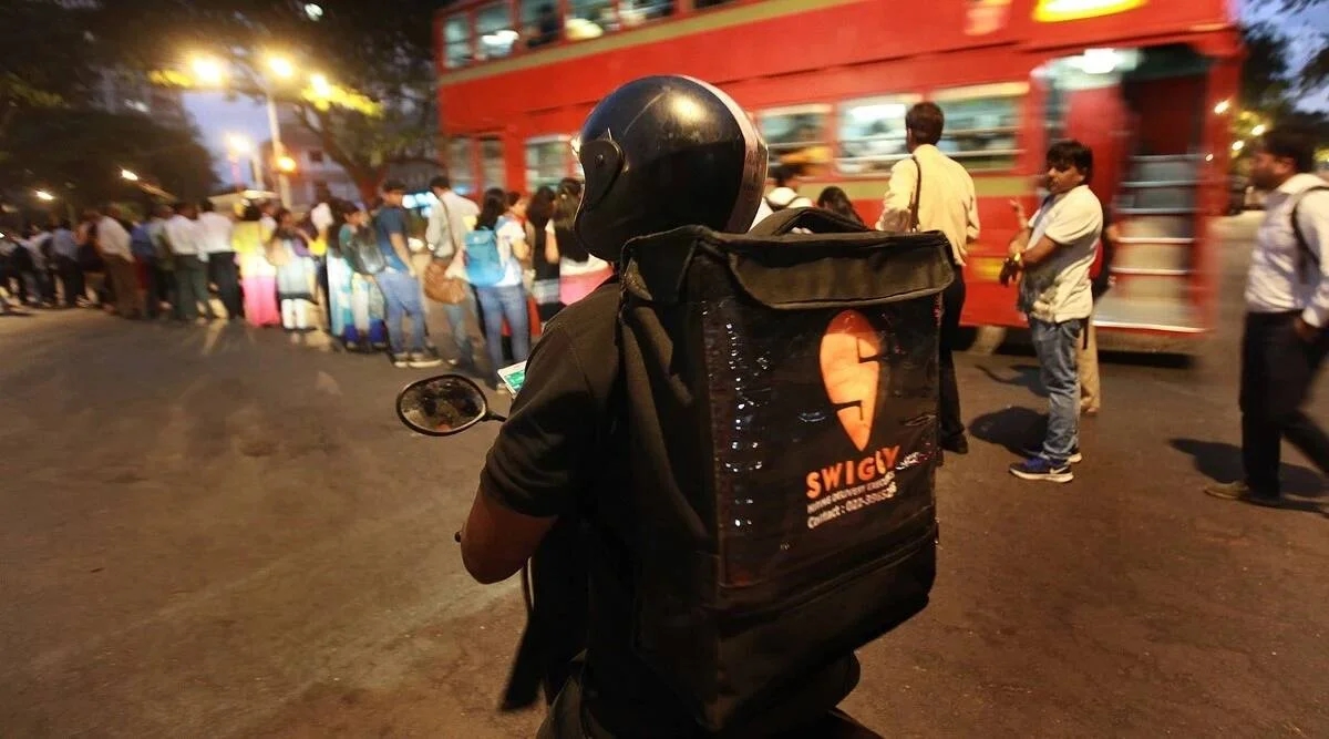 Swiggy delivery agent injured while alighting moving train at Anantapur - News Karnataka