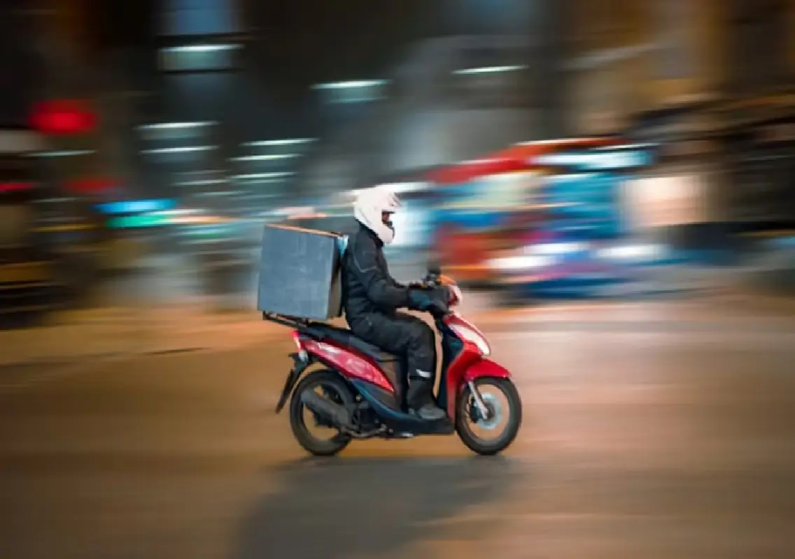 Swiggy delivery agent’s roadside help wins hearts online - News Karnataka