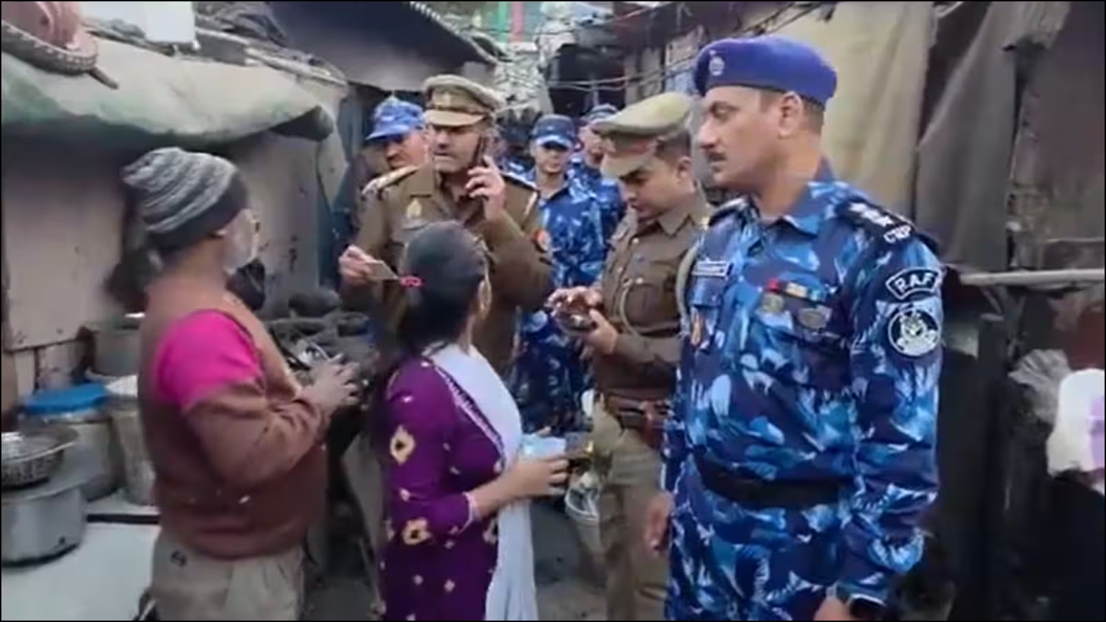 UP Police mocked after ‘mobile scan’ video from Ghaziabad goes viral - News Karnataka