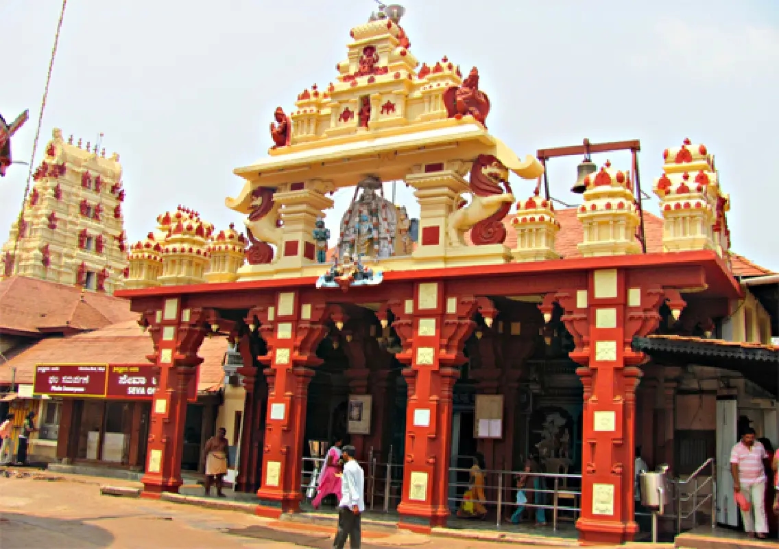 Udupi Sri Krishna Mutt enforces strict dress code for devotees - News Karnataka