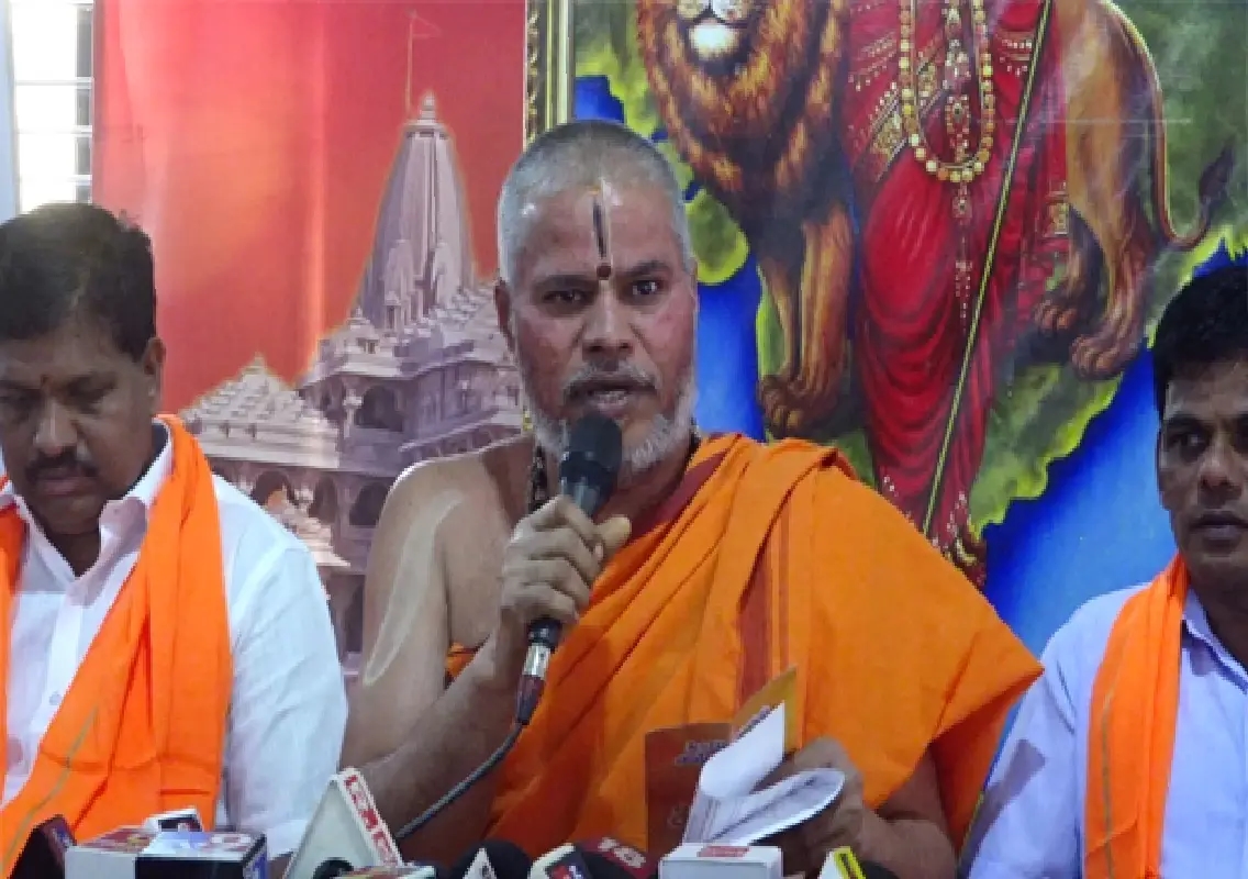Vajradehi Matha seer defends saffron flag hoisting - News Karnataka