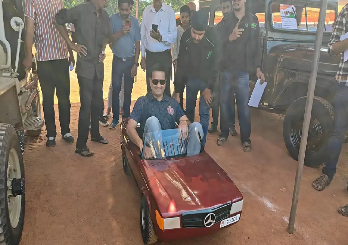 Vintage cars and bikes carnival draws large crowds on Republic Day - News Karnataka