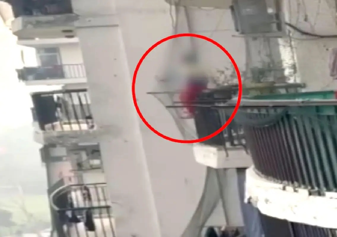 Viral video shows child perched on high-rise balcony in Ghaziabad - News Karnataka