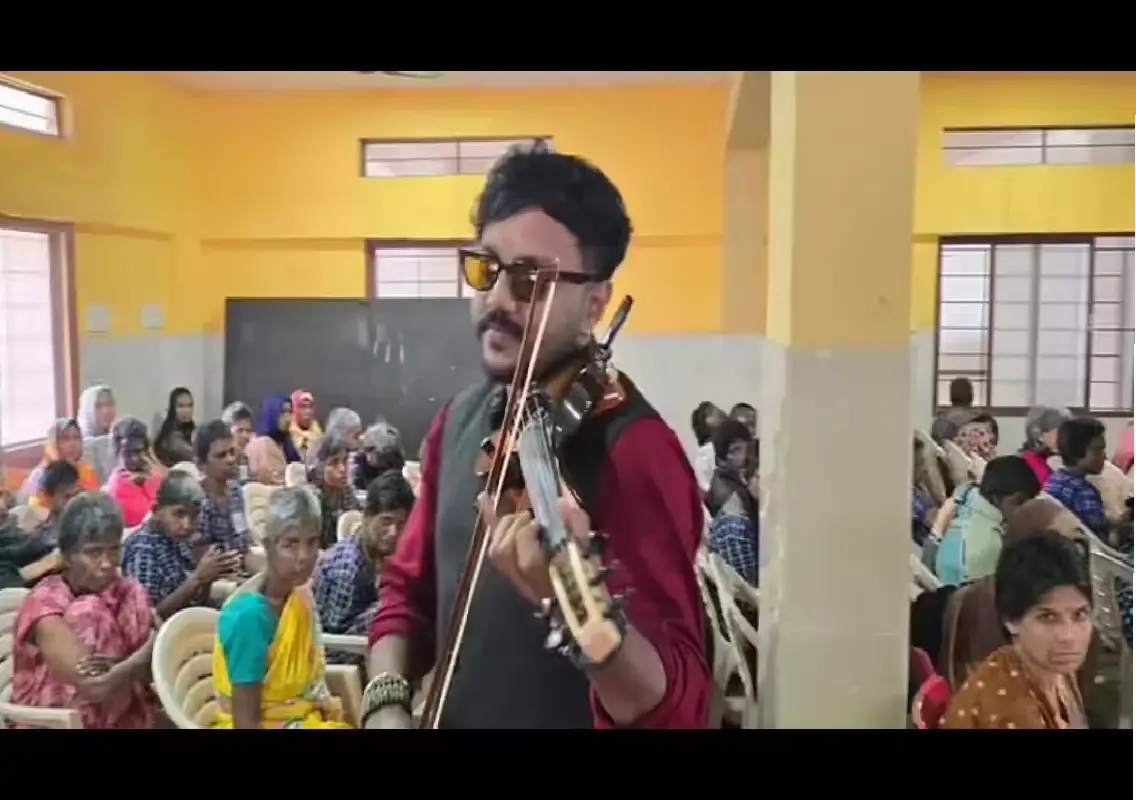 Walking violinist rings in New Year with music for Bengaluru’s underprivileged - News Karnataka