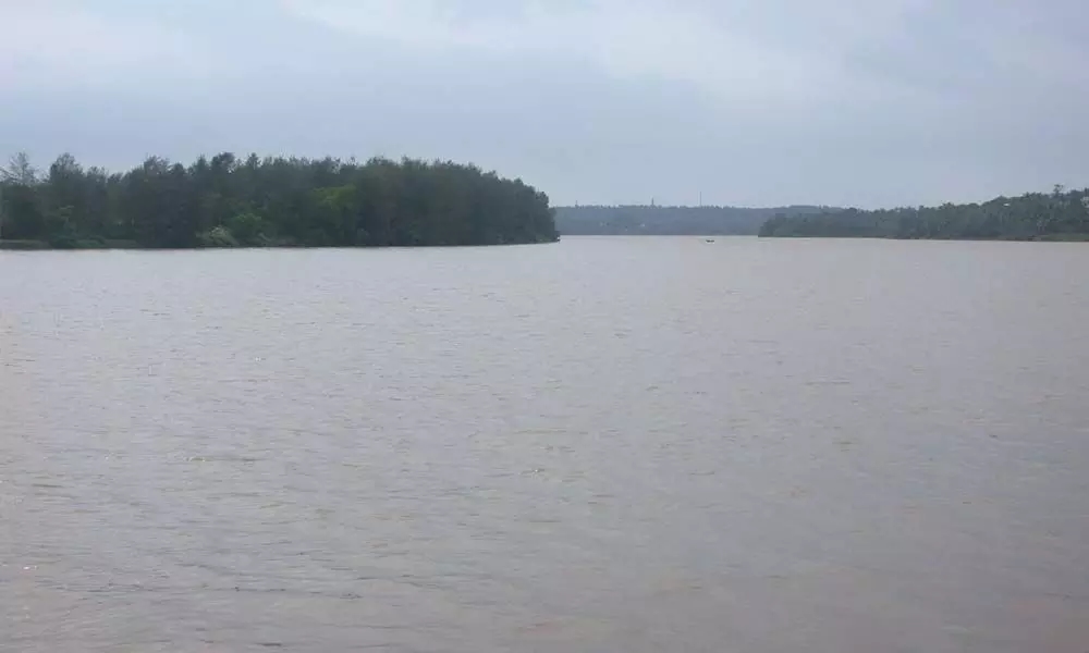 Woman, 3-year-old child found dead in lake in Sullia, suicide suspected - News Karnataka
