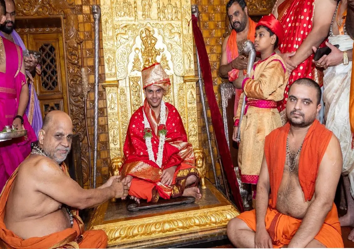 Youngest Shiroor seer ascends Sarvajna Peetha at Udupi Paryaya - News Karnataka