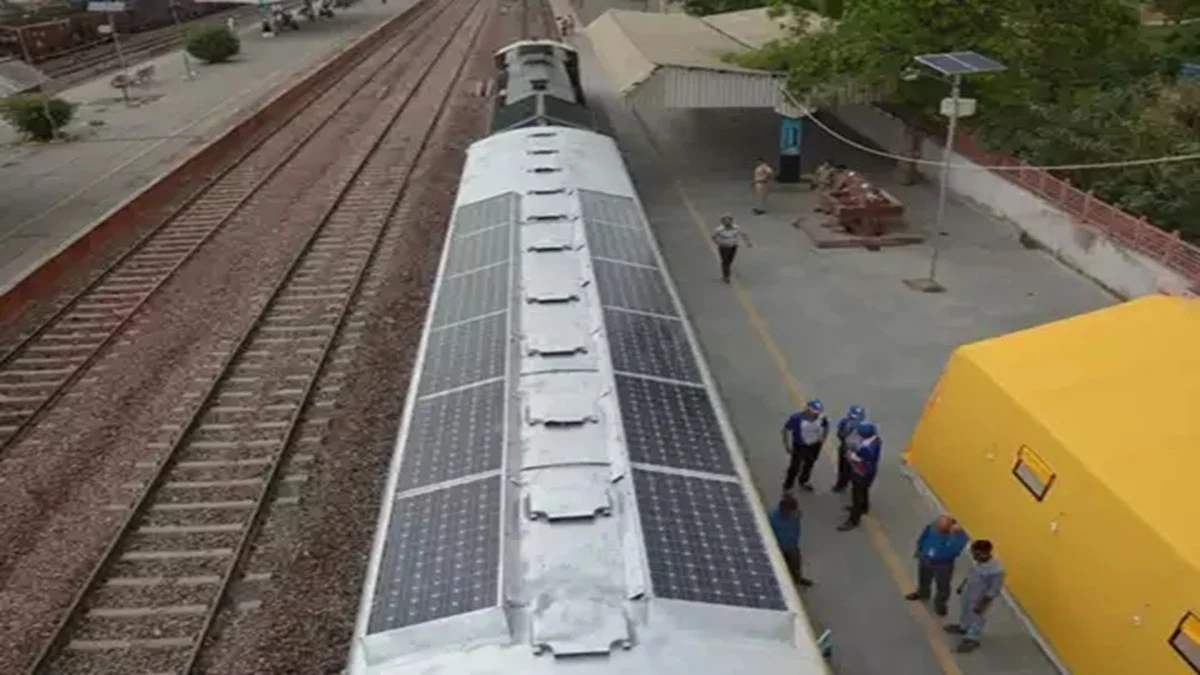 Youth climbs moving train roof, Jodhpur–Sabarmati Express halted - News Karnataka