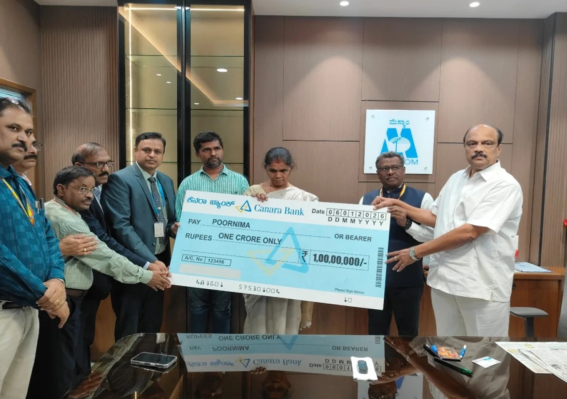 Canara Bank hands over ₹1 crore cheque to family of deceased MESCOM employee - News Karnataka