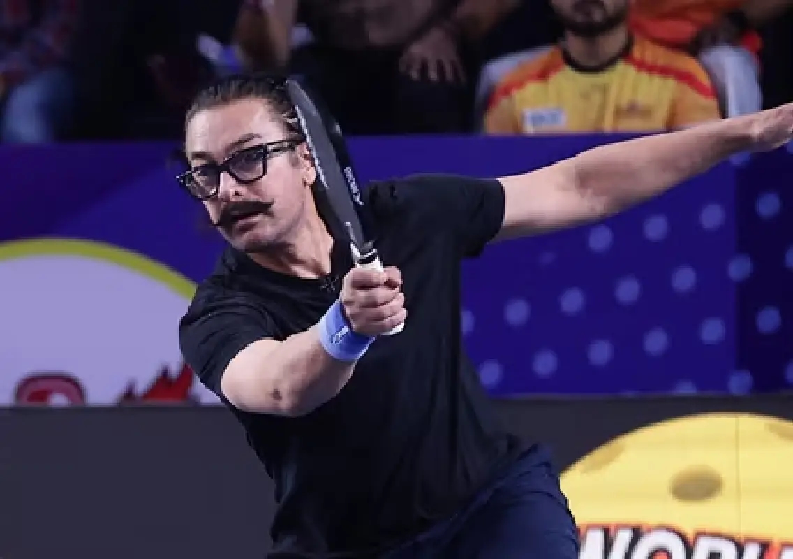 Aamir Khan slips mid-match at pickleball event, wins hearts with smile - News Karnataka