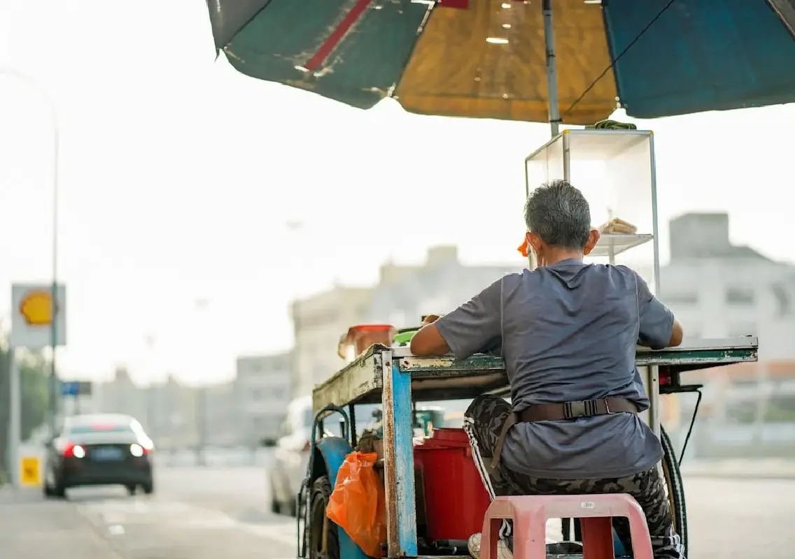 At 82, Mumbai street vendor’s dignity and fairness win hearts online - News Karnataka