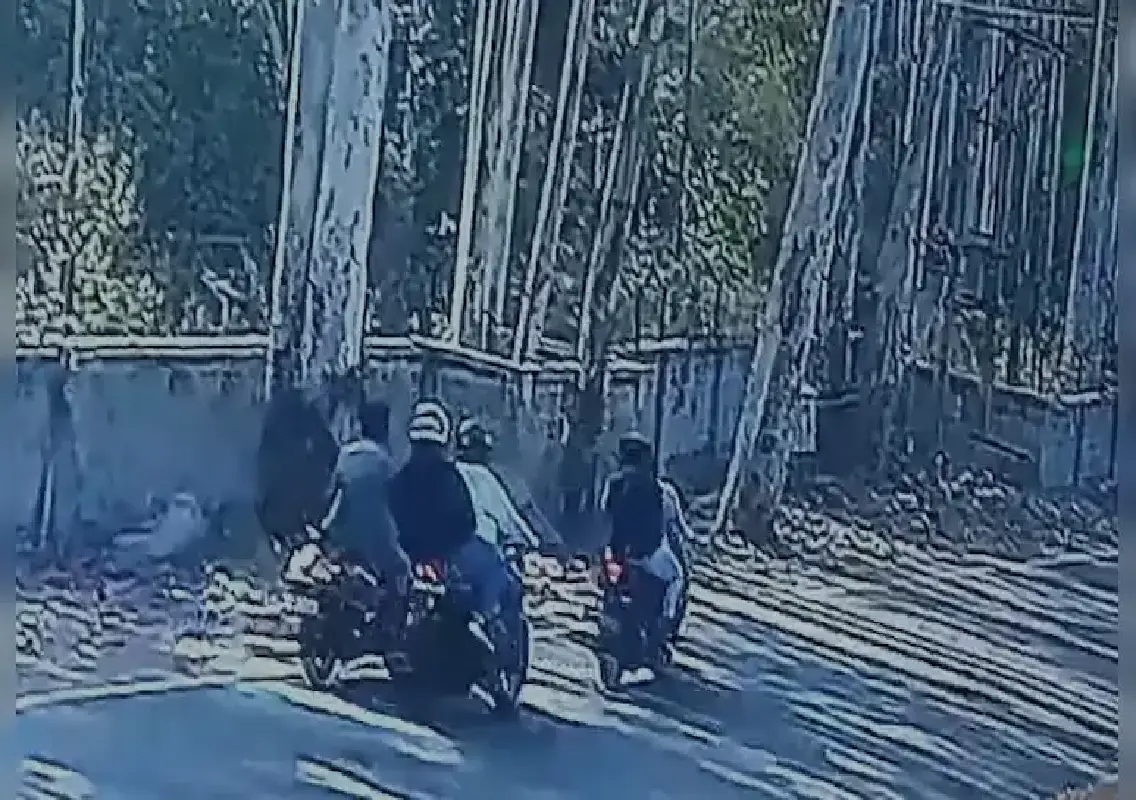 Bike-borne gang robs cash agent of Rs 31 lakh in daylight chase: WATCH - News Karnataka