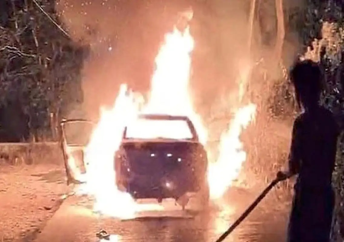 Car catches fire near Nyarm shrine, five escape unhurt - News Karnataka