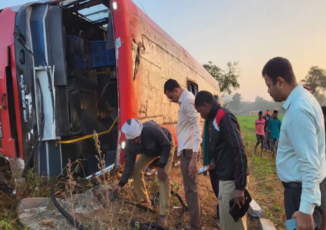 College bus overturns en route to NSS camp, students safe - News Karnataka