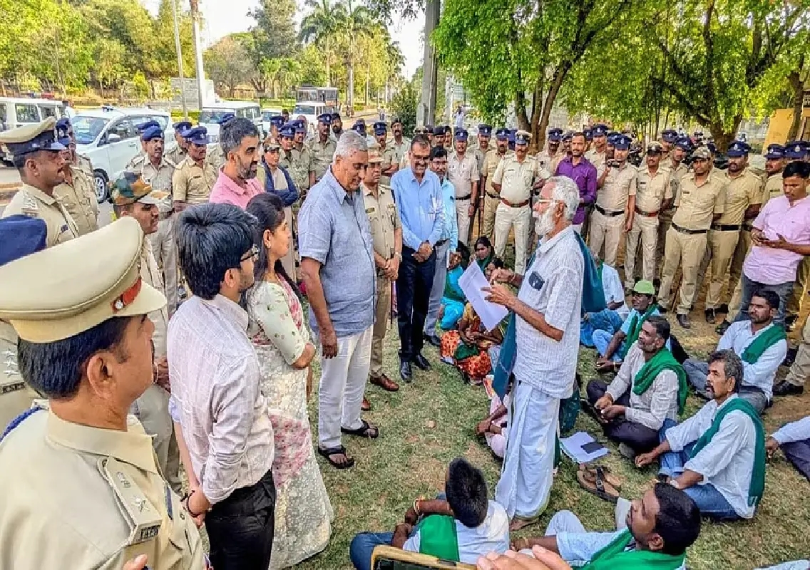 Farmers stage overnight protest against tiger reserve safari - News Karnataka
