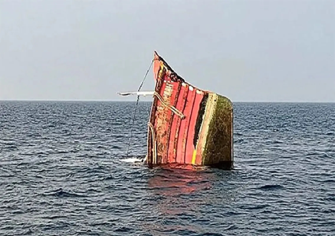 Fishing boat sinks off Kundapur coast, 5 rescued - News Karnataka