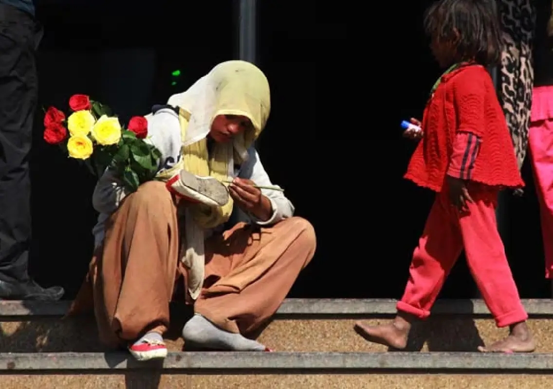 Flower seller’s quiet kindness at traffic signal wins millions of hearts - News Karnataka