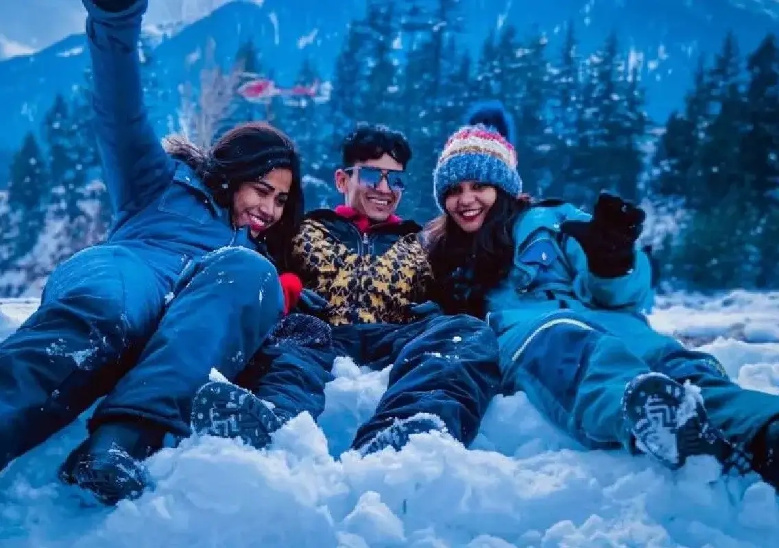 Fresh snowfall lifts mood in Manali, tourists revel in winter charm - News Karnataka