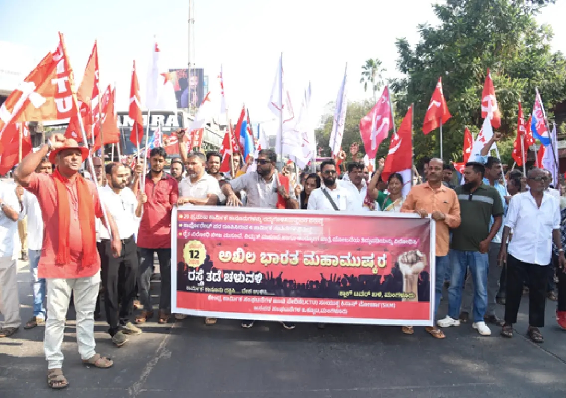 Hamali workers join all-India strike, Old Port market shuts down - News Karnataka
