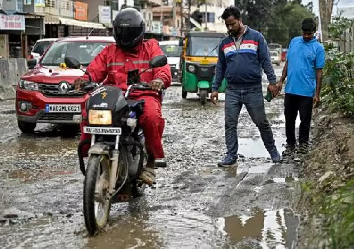 Hyderabad’s delivery riders battle long hours, low security - News Karnataka