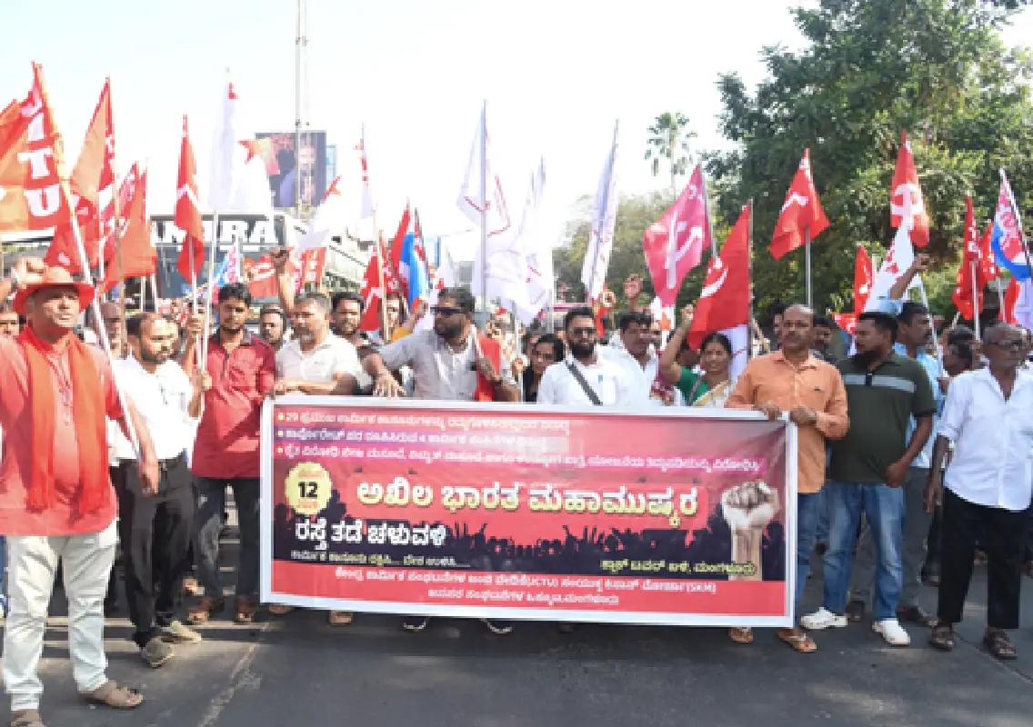 Labourers strike near Clock Tower halts port market work - News Karnataka