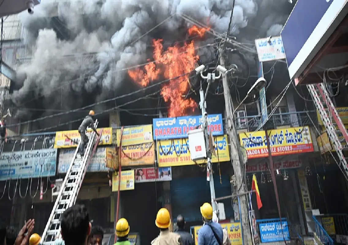 Massive fire breaks out in hardware warehouse at Chickpet - News Karnataka