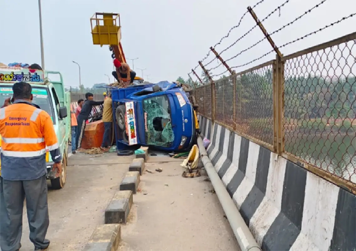 Mini tempo crashes into Netravathi Bridge fencing - News Karnataka
