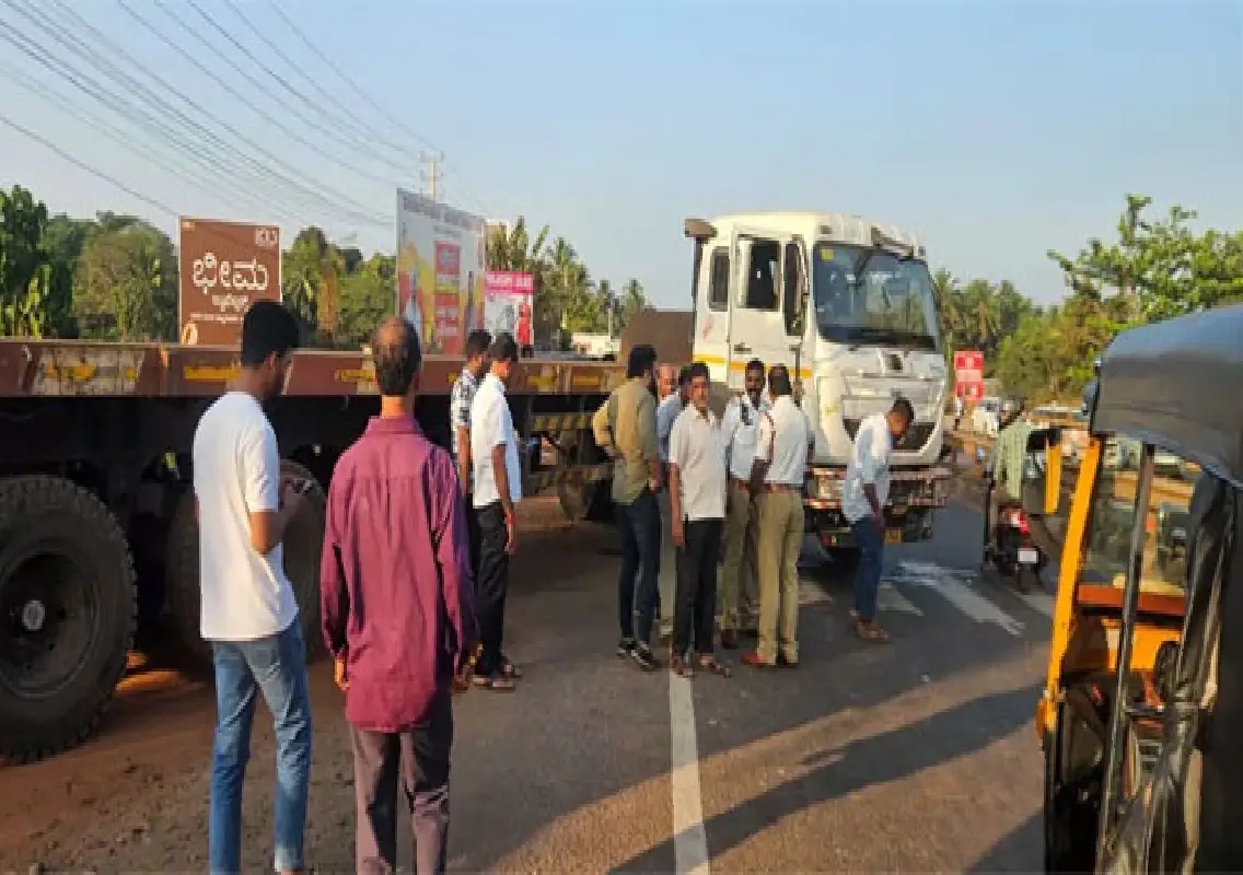 Mother and daughter injured after trailer rams bus stop in Mulki - News Karnataka