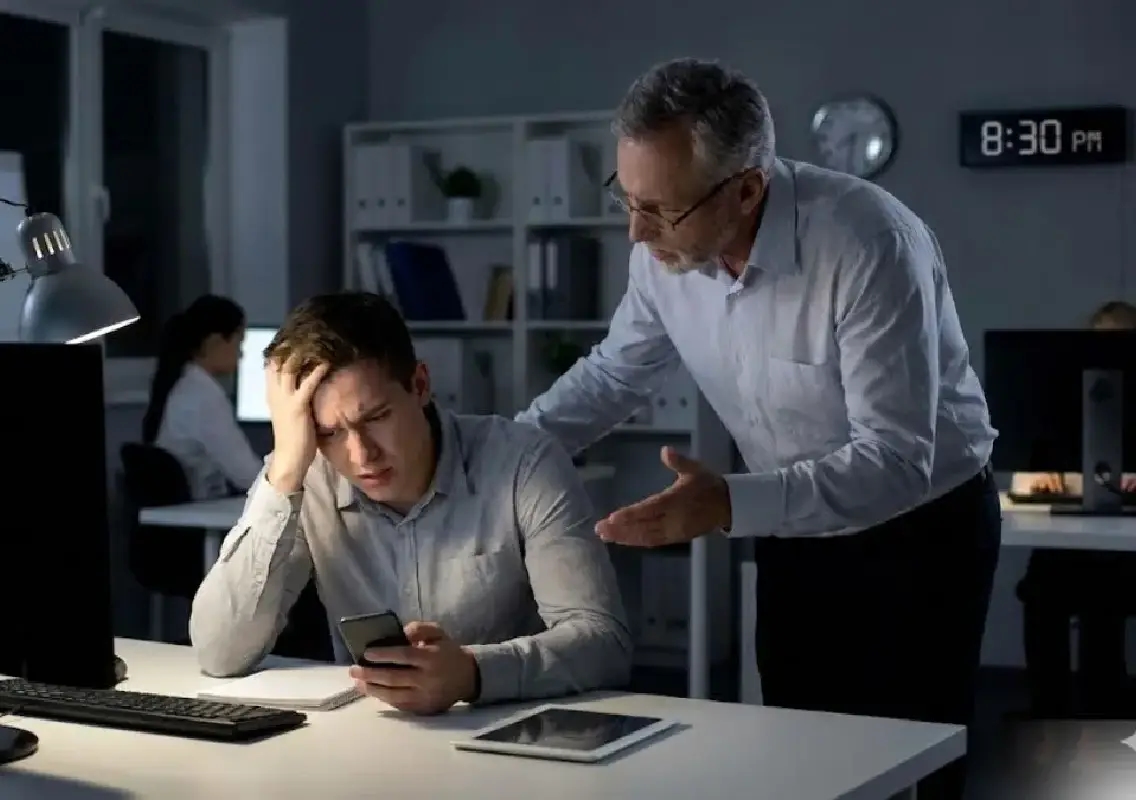 Phone use during overtime lands young employee in trouble, sparks debate online - News Karnataka