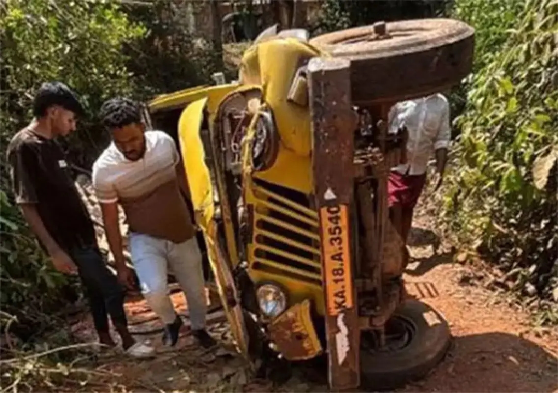 Pickup overturns in Puttur, driver killed and one injured - News Karnataka