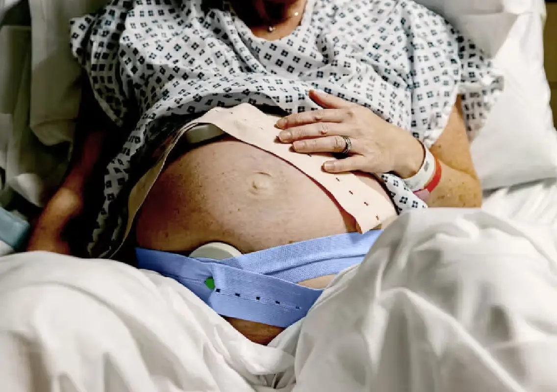 Pregnant woman injures abdomen amid labour pain, baby safe - News Karnataka