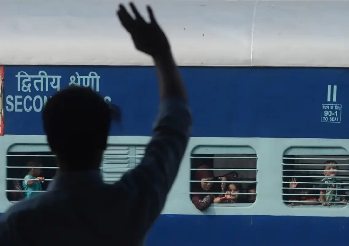 Rush to board moving train claims two lives - News Karnataka