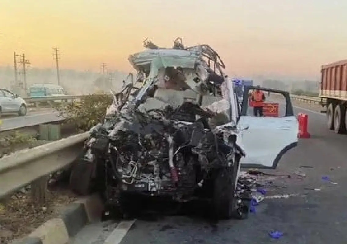 Seven killed in tragic joyride crash on national highway - News Karnataka
