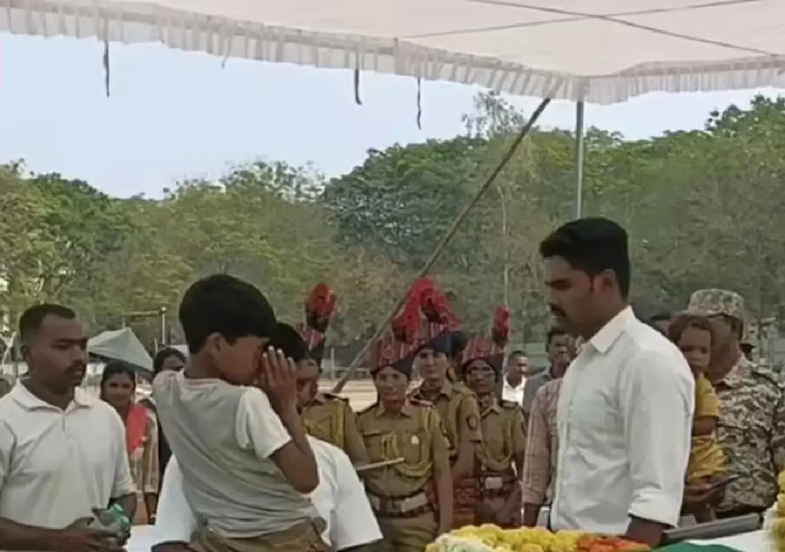 Seven-year-old salutes martyred father, a C-60 commando, in Gadchiroli - News Karnataka