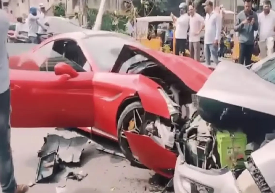 Speeding Ferrari crashes into vehicles in Jubilee Hills - News Karnataka