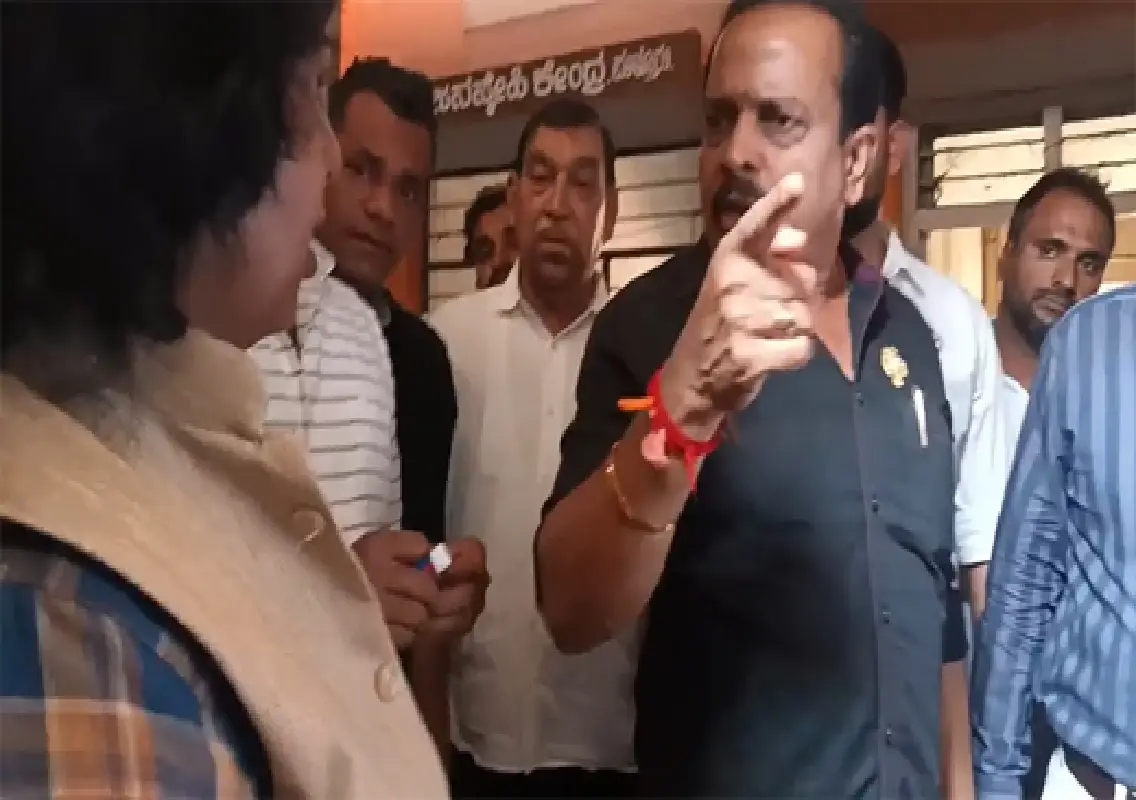 Students protest over dust pollution at women’s college campus, principal clashes with MLA - News Karnataka