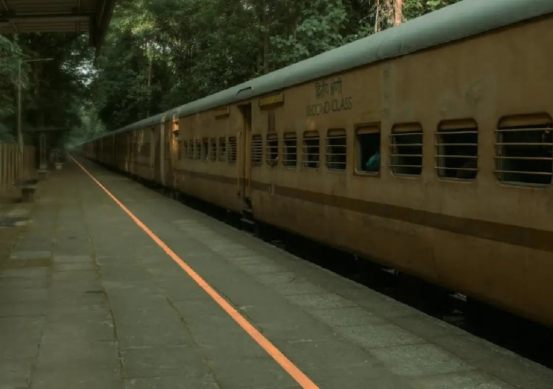 Swift railway response saves passenger during Vivek Express journey - News Karnataka